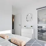 019 Stylish 3 Bed Ibensa Square Apt, Near Beach & Bars
