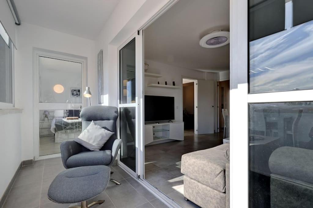 019 Stylish 3 Bed Ibensa Square Apt, Near & Bars Apartment