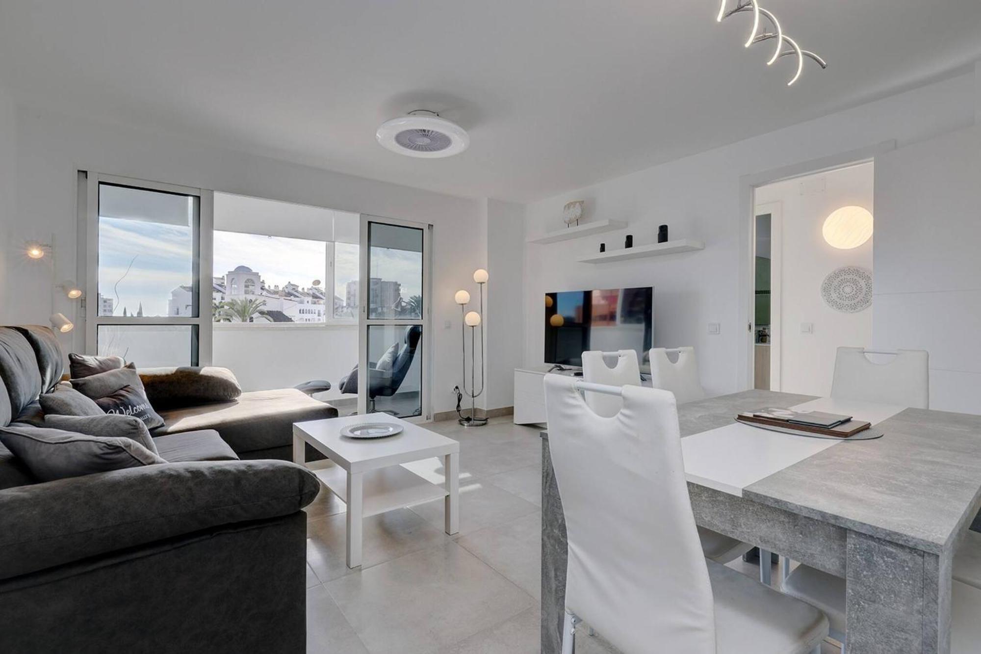 019 Stylish 3 Bed Ibensa Square Apt, Near & Bars * Benalmadena