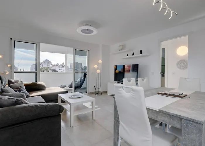 019 Stylish 3 Bed Ibensa Square Apt, Near Beach & Bars