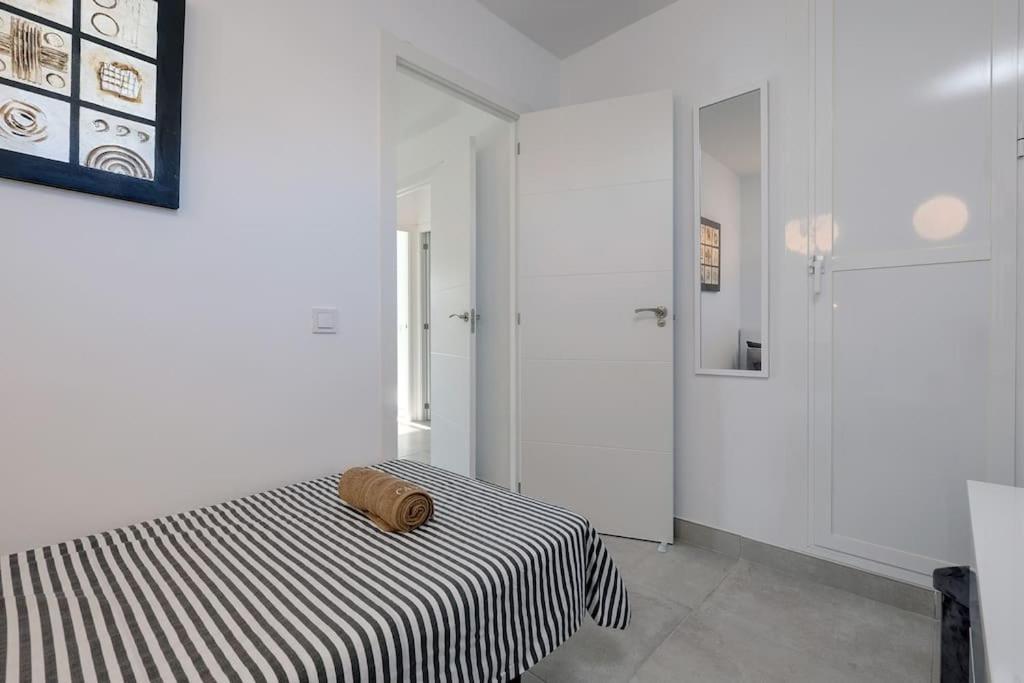 019 Stylish 3 Bed Ibensa Square Apt, Near & Bars Benalmádena