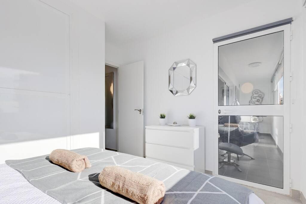 019 Stylish 3 Bed Ibensa Square Apt, Near & Bars *