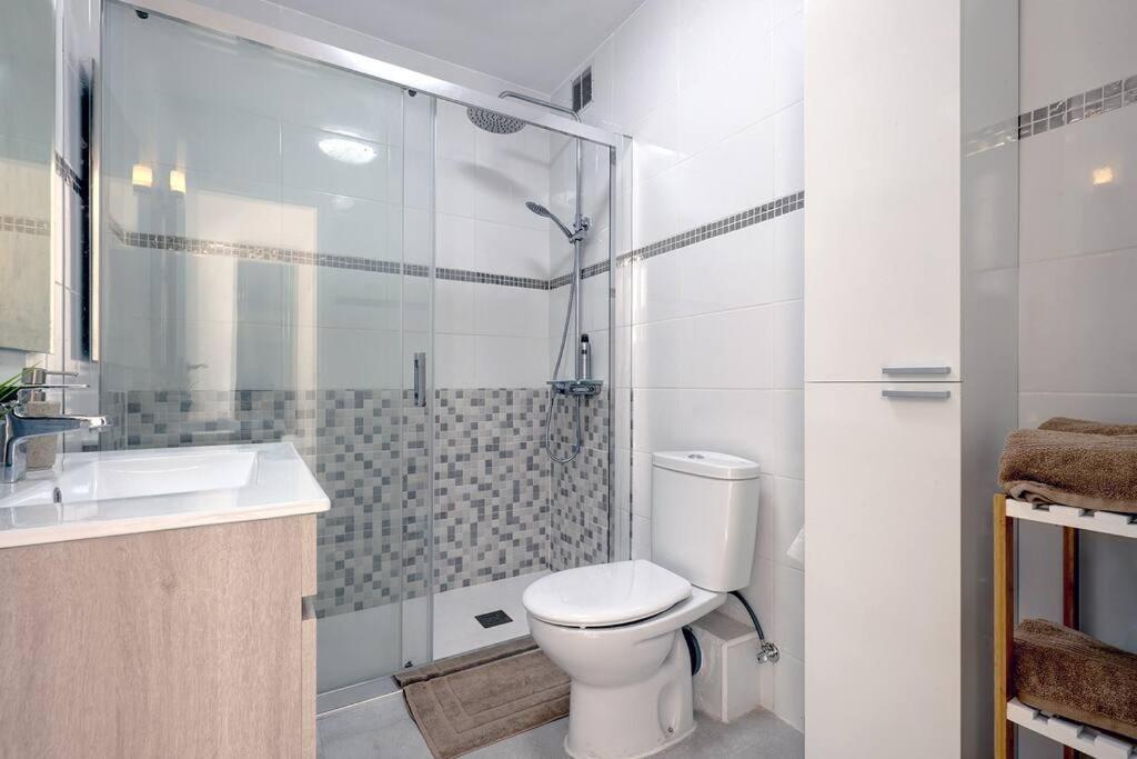 019 Stylish 3 Bed Ibensa Square Apt, Near & Bars * Benalmádena