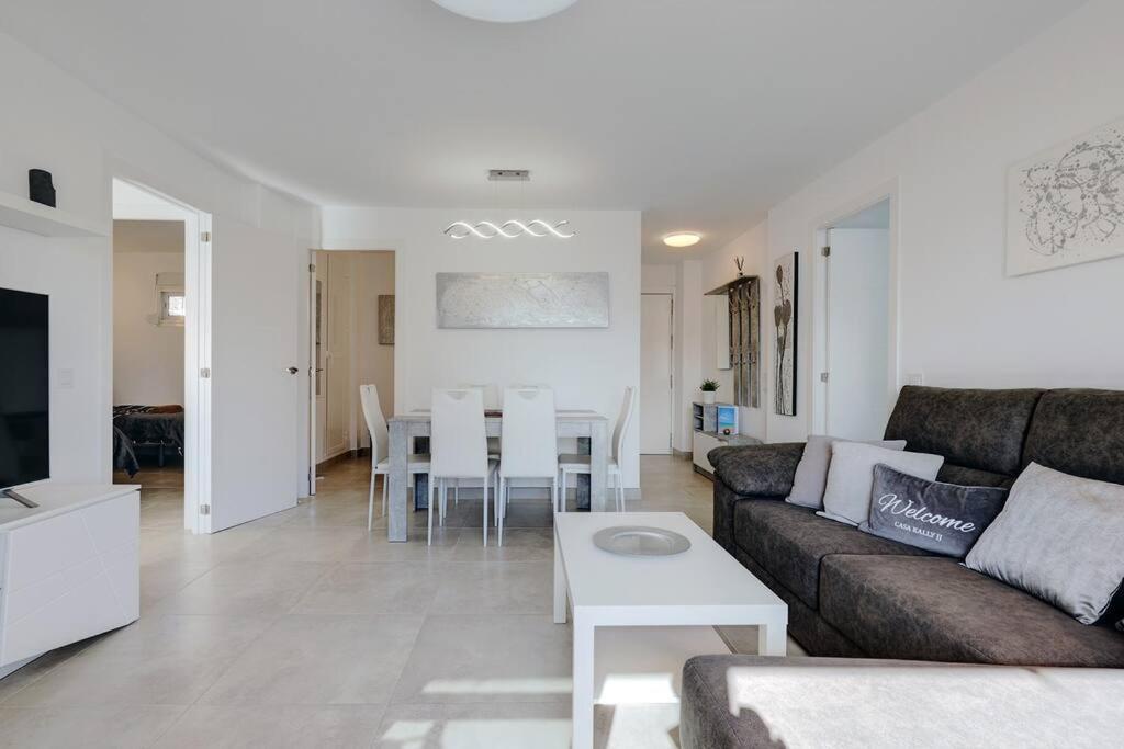 019 Stylish 3 Bed Ibensa Square Apt, Near & Bars Lejlighed