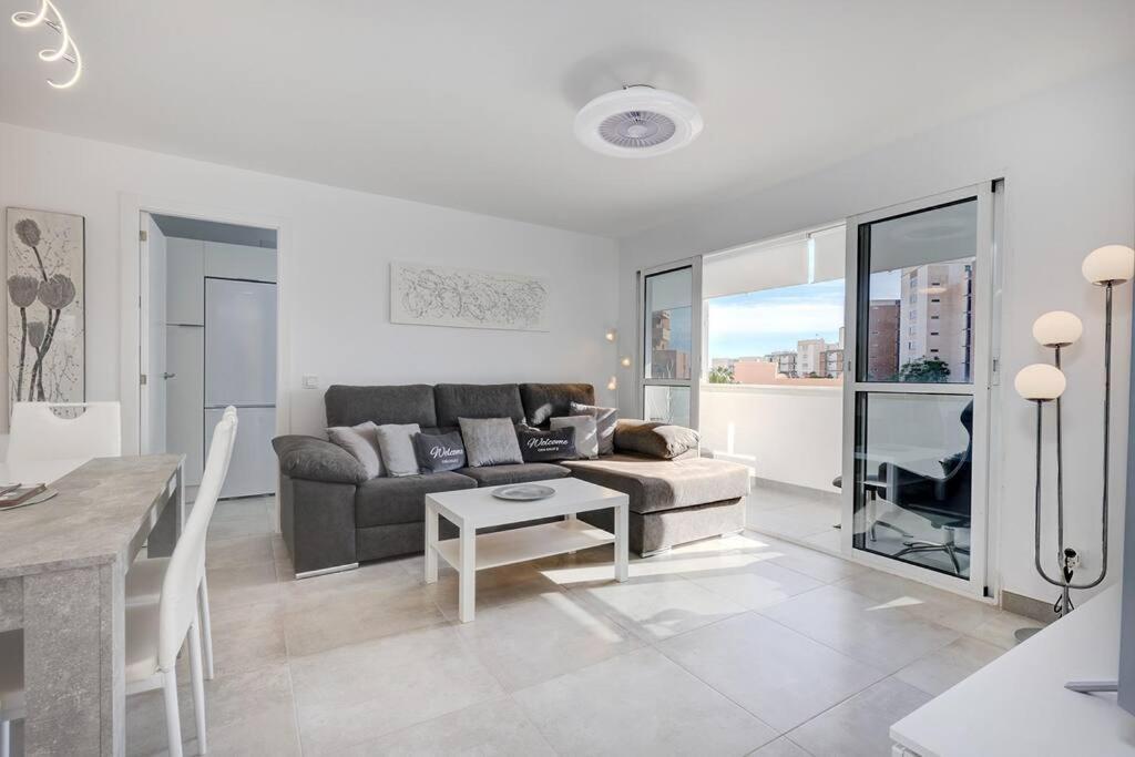 019 Stylish 3 Bed Ibensa Square Apt, Near & Bars Lejlighed Benalmádena