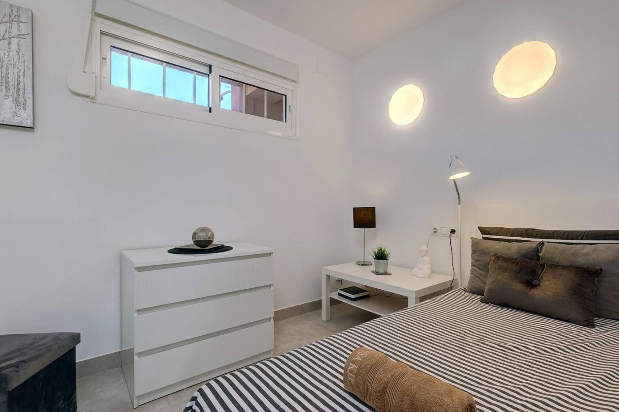 019 Stylish 3 Bed Ibensa Square Apt, Near & Bars