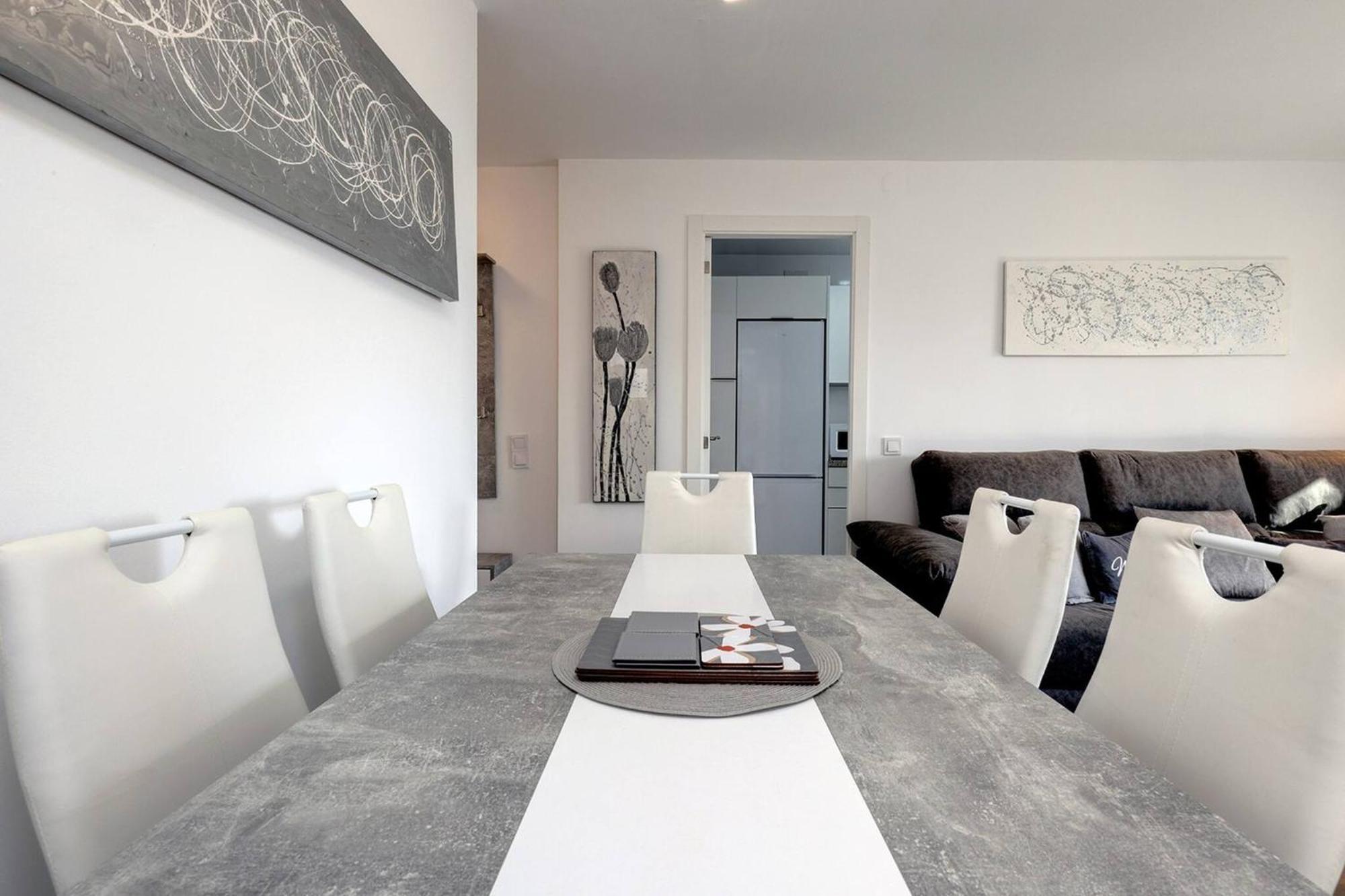 019 Stylish 3 Bed Ibensa Square Apt, Near & Bars Benalmádena