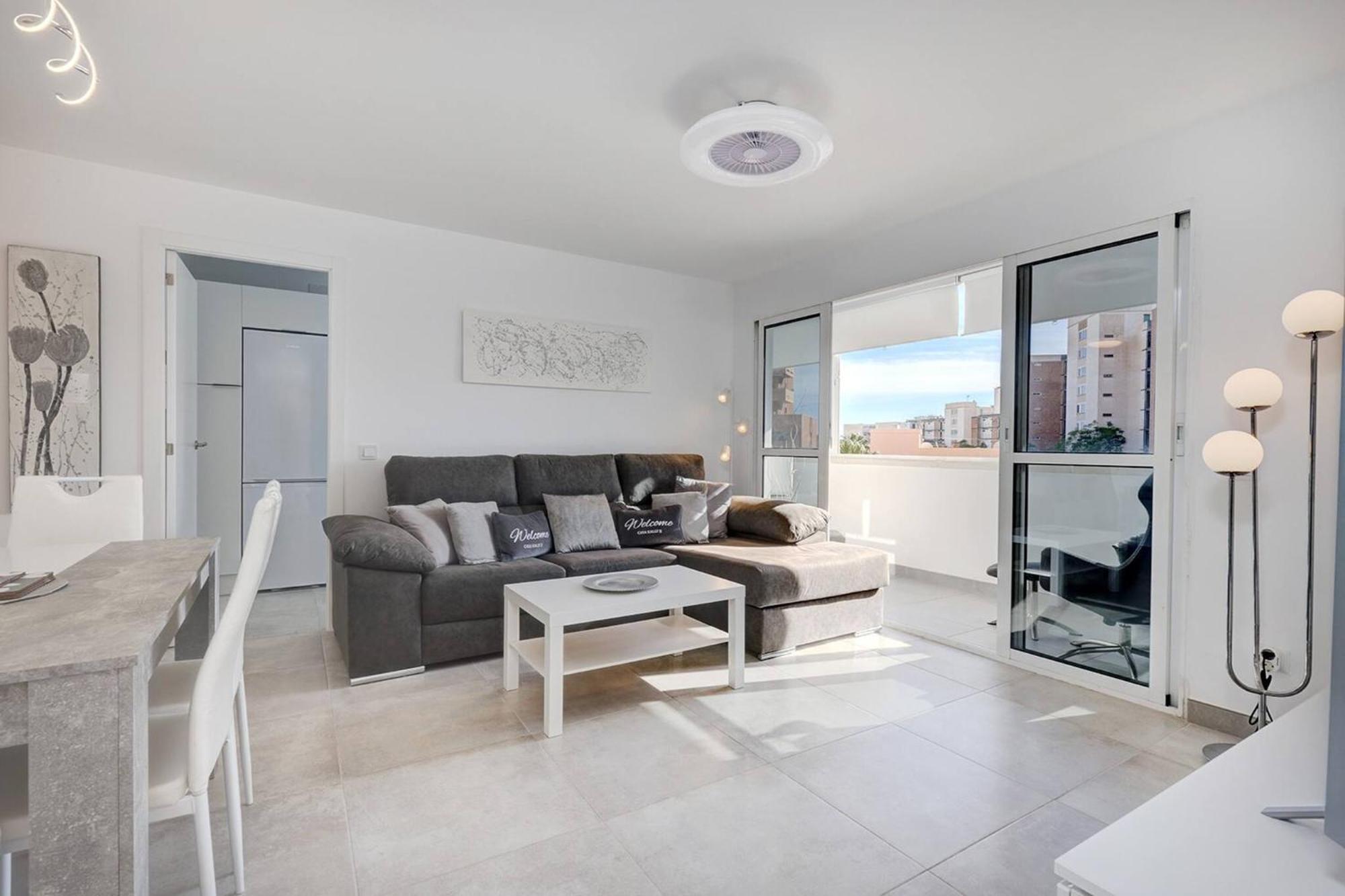 019 Stylish 3 Bed Ibensa Square Apt, Near & Bars * Benalmádena